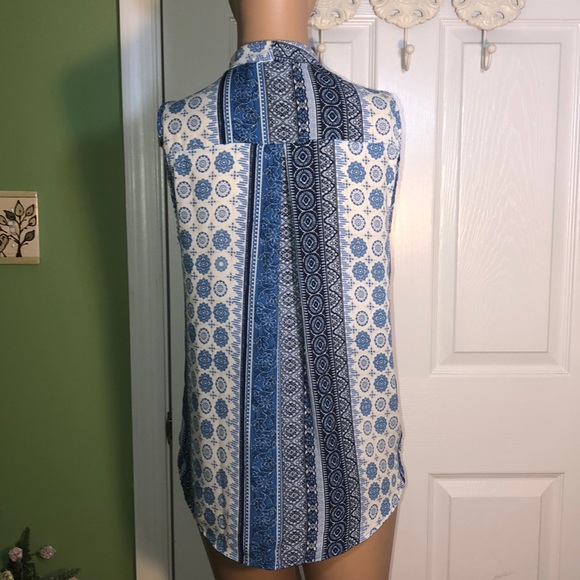 Versatile patterned sleeveless blouse. - Picture 3 of 6